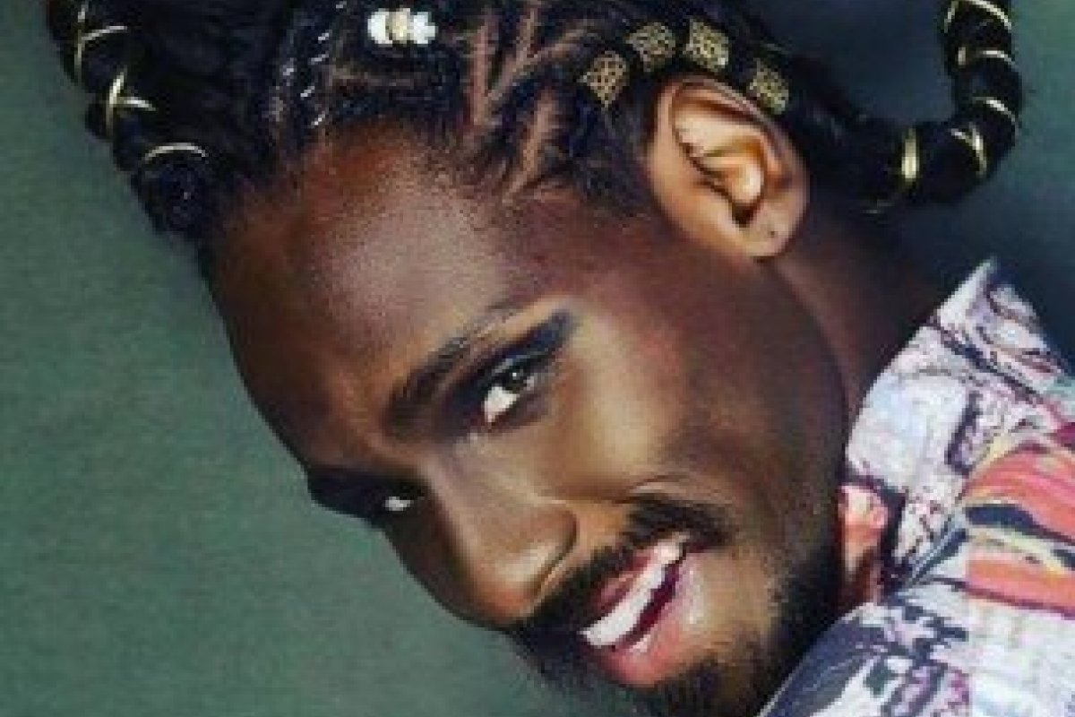 Destaque na Grande Rio como Exu, Demerson D'Alvaro estreia na São Paulo Fashion Week