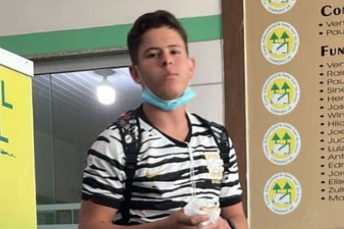 Adolescente de 17 anos morre após ser baleado no rosto enquanto 'brincava' de roleta russa com amigo