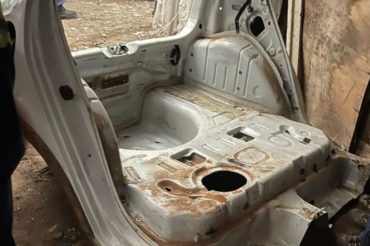 Homem é preso desmontando carro roubado em Feira de Santana