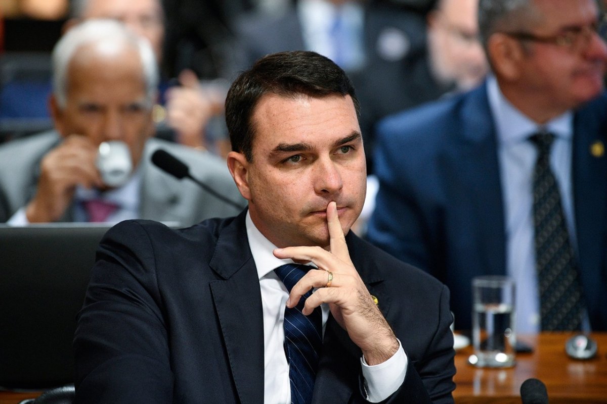 Flávio Bolsonaro afirma que renda de advogado ajudou a pagar mansão de R$ 6 milhões