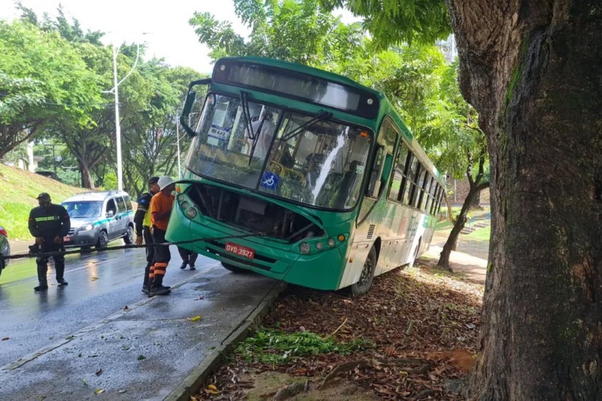 Ônibus do transporte público tomba na Av. Centenário, em Salvador