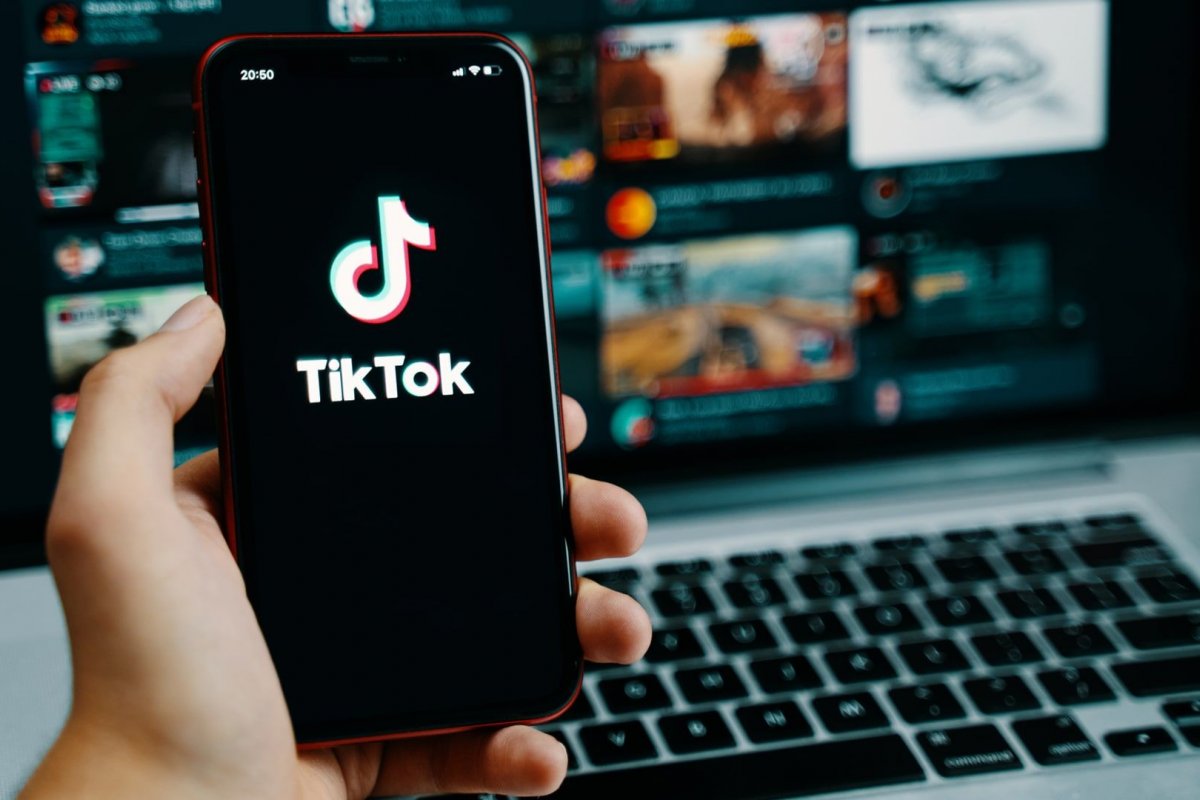 TikTok testa novo formato de feed com botões escondidos durante exibição de vídeos