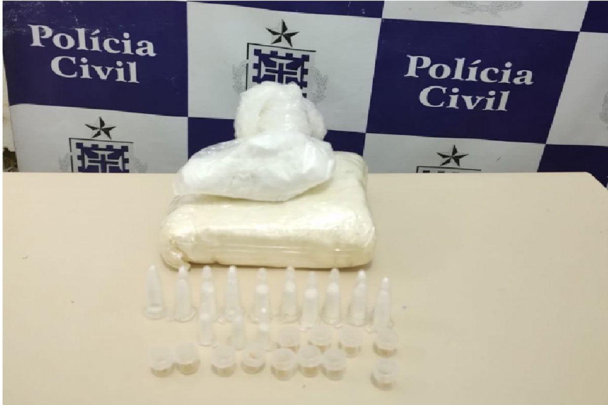 Dupla envolvida com tráfico de drogas é presa com cocaína em Cruz das Almas