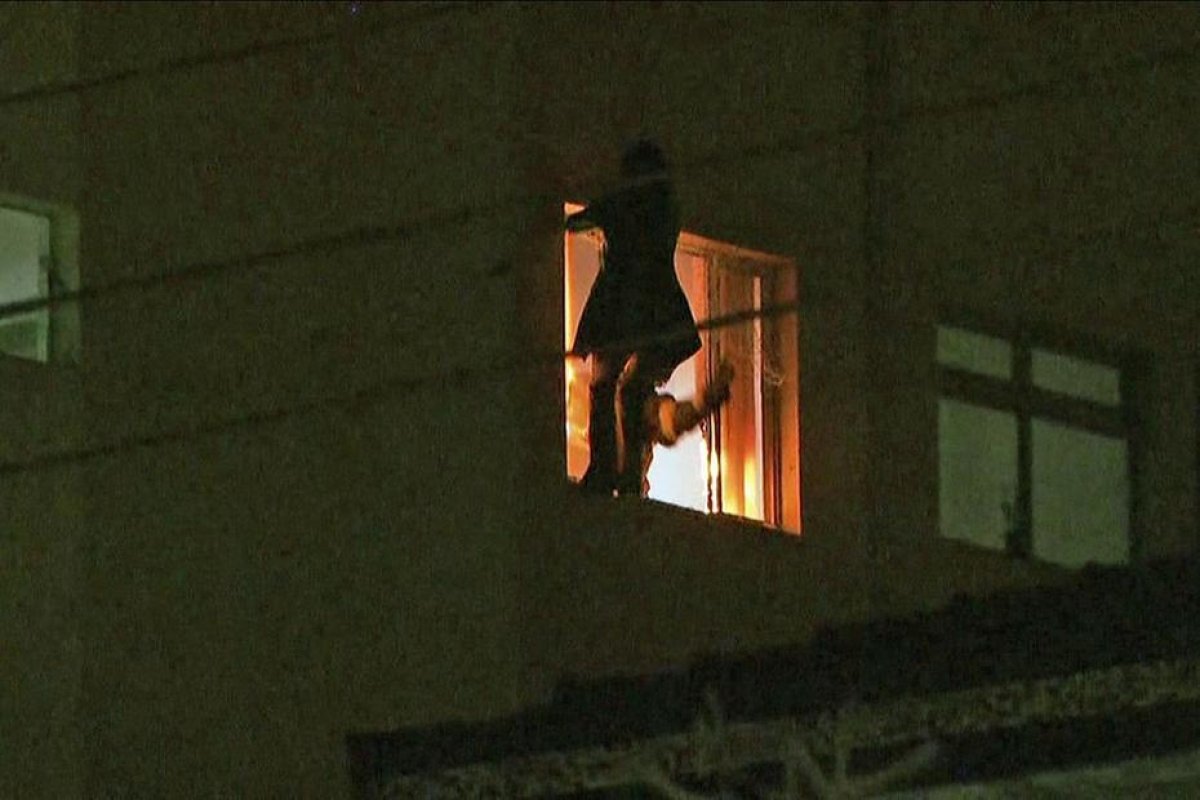 Mulher que jogou filha pela janela está no banco de réus