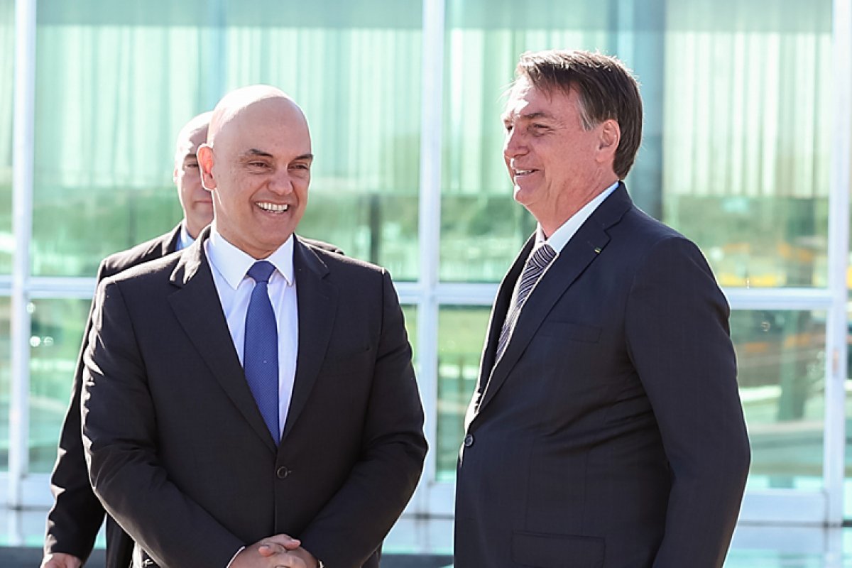 'Ele, numa canetada, vai querer pegar 20 candidatos de direita', diz Bolsonaro sobre Alexandre de Moraes