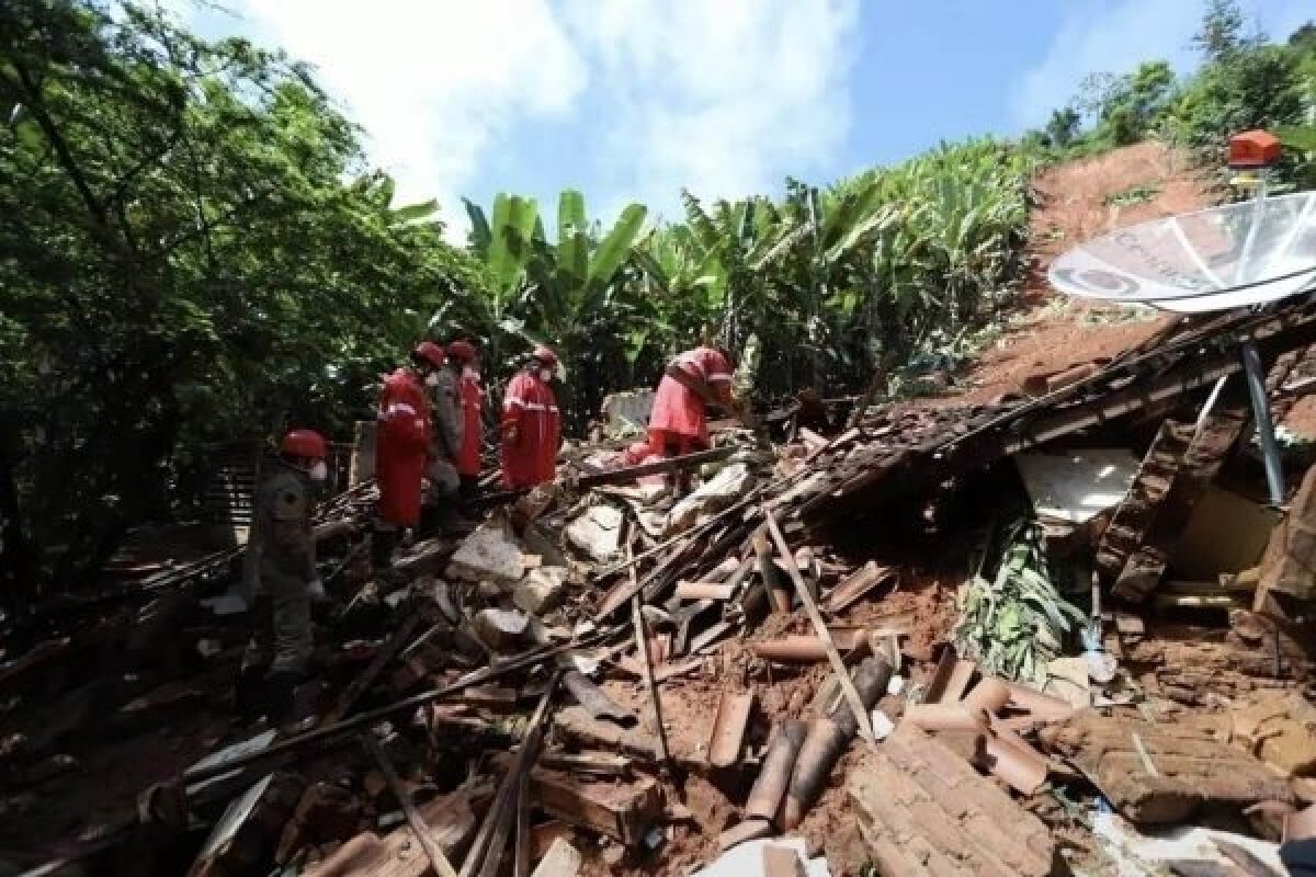 Chuvas: Bombeiros encerram buscas após encontrar corpo de última desaparecida em Pernambuco