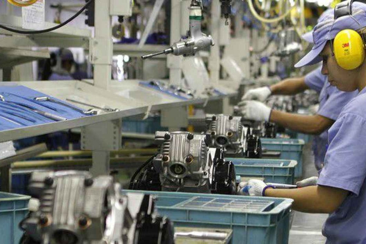 IBGE: produção industrial varia 0,1% em abril e acumula queda de 3,4% no ano