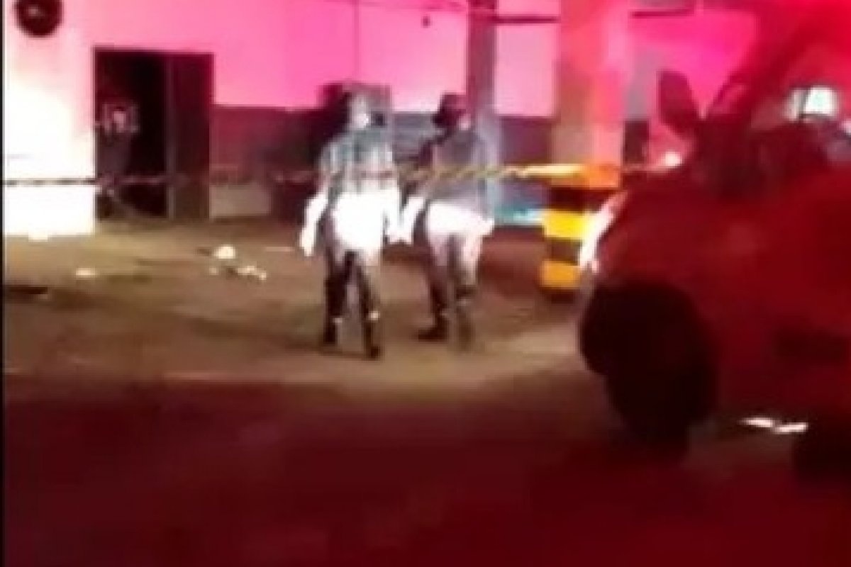 Homem sofre descarga elétrica ao tentar furtar fios de cobre em supermercado na Paralela 