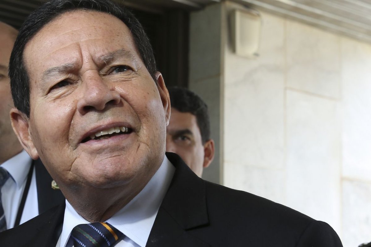 Mourão revela que há 'boa chance' do governo anunciar o responsável por derramamento de óleo