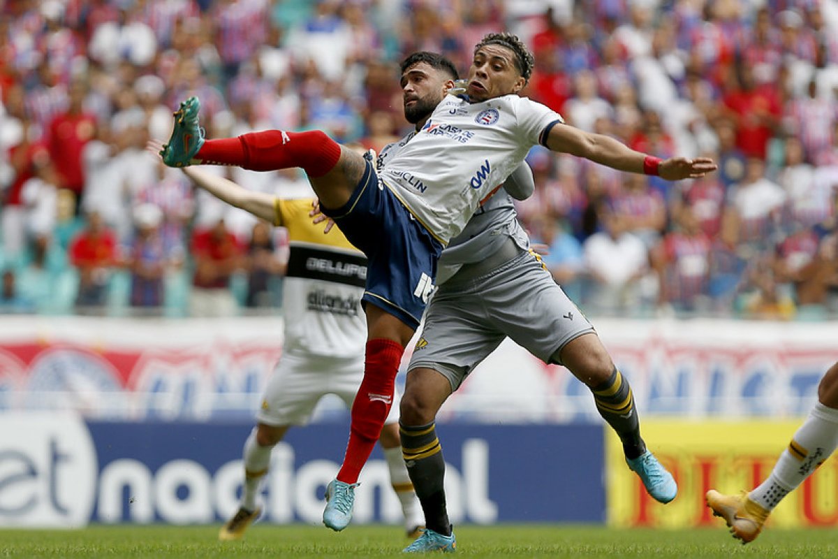 Com um a menos e gol nos acréscimos, Bahia vira sobre o Criciúma, com dois de Davó e vira vice-líder da Série B