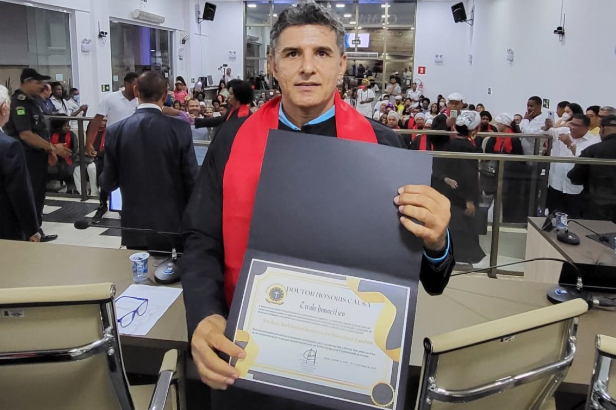 Justa homenagem: Cantor e compositor Del Feliz recebe o título de DOUTOR HONORIS CAUSA pela Universidade FEBRAICA