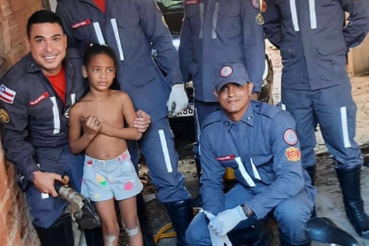 Menina de 7 anos fica com dedo preso na bicicleta em Camaçari; bombeiros prestam socorro