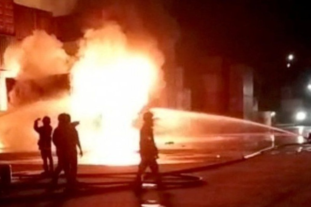 Incêndio atinge depósito de contêineres e deixa ao menos 38 mortos em Bangladesh