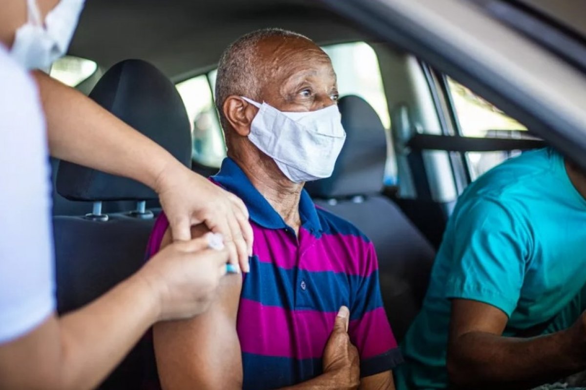 Salvador inicia aplicação da 3ª dose contra Covid-19 para adolescentes e 4ª dose para 60 anos ou mais