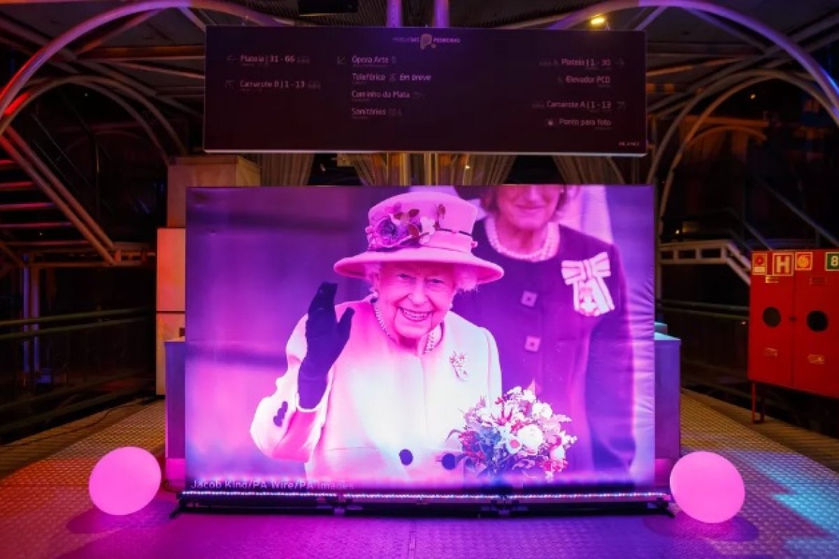 Rainha Elizabeth diz ter se emocionado com com multidão celebrando jubileu