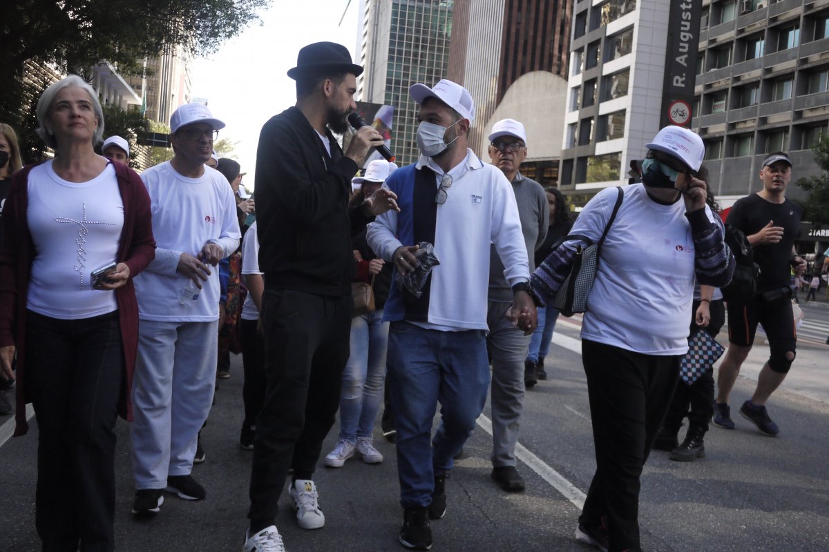 Eduardo Kobra faz visita guiada com alunos de escolas públicas