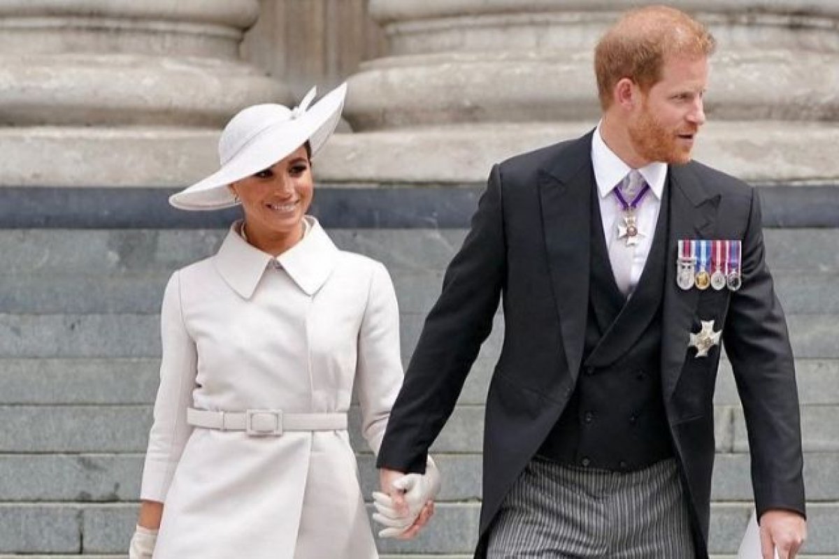 Harry e Meghan fazem rápida participação e saem do jubileu da rainha discretamente