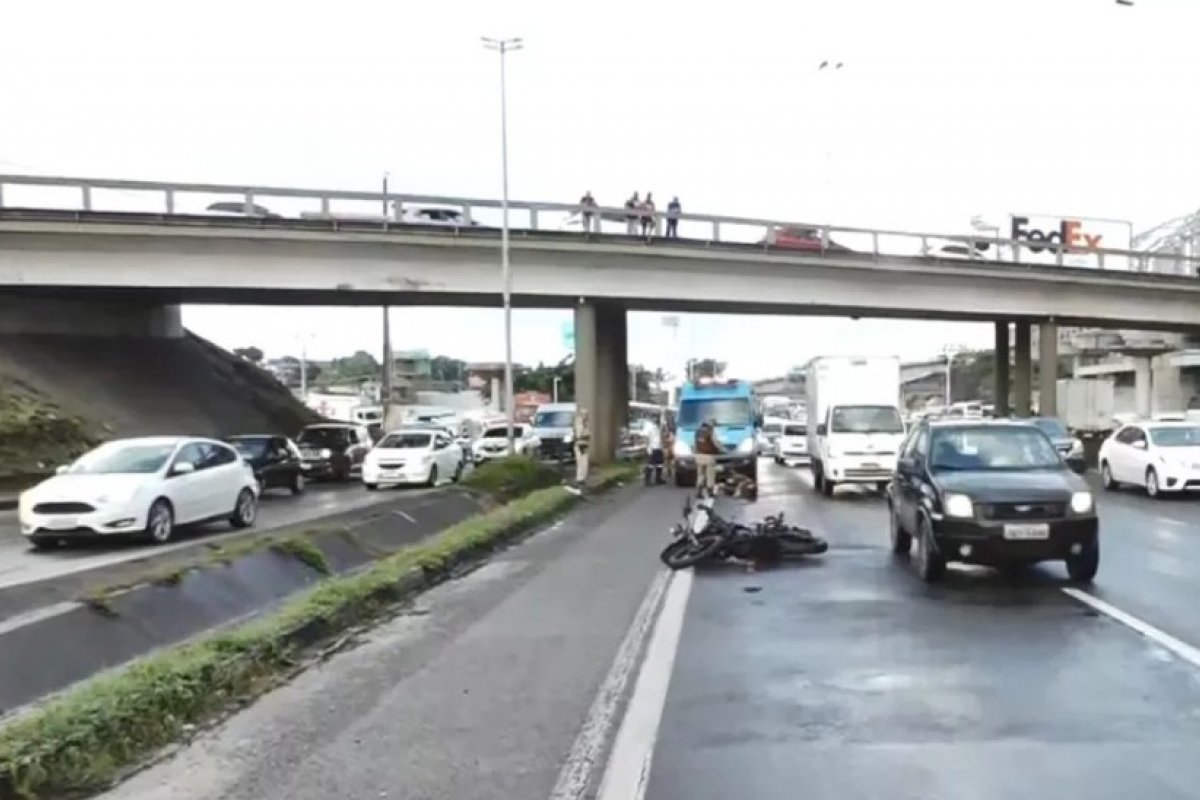 Pedestre e motociclista ficam feridos após acidente na BR-324