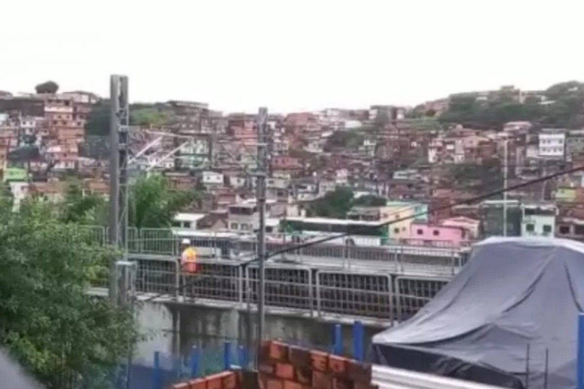 Vídeo: Morador flagra mais de 50 explosões em trilho do metrô de Salvador