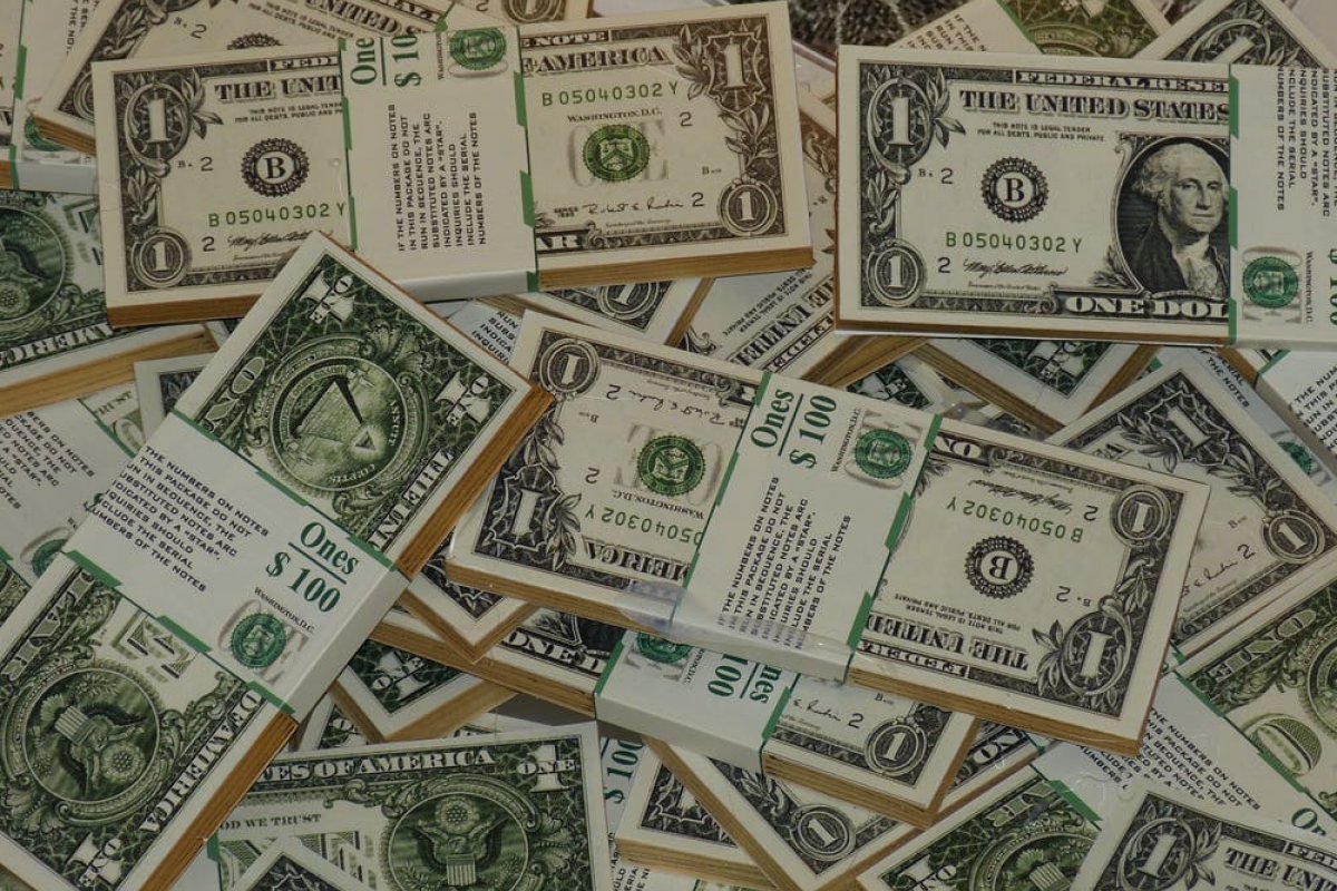 Dólar cai a R$ 4,75 com redução de restrições de combate à Covid na China