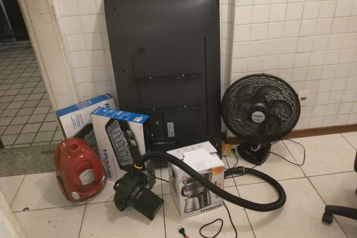 Dupla é presa em flagrante após furtar produtos eletrônicos em loja de Salvador