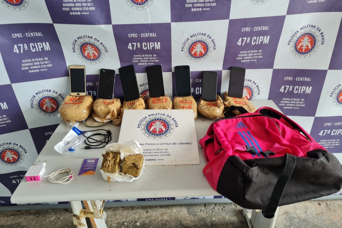 Celulares e drogas que seriam entregues em presídio de Salvador são apreendidos durante blitz