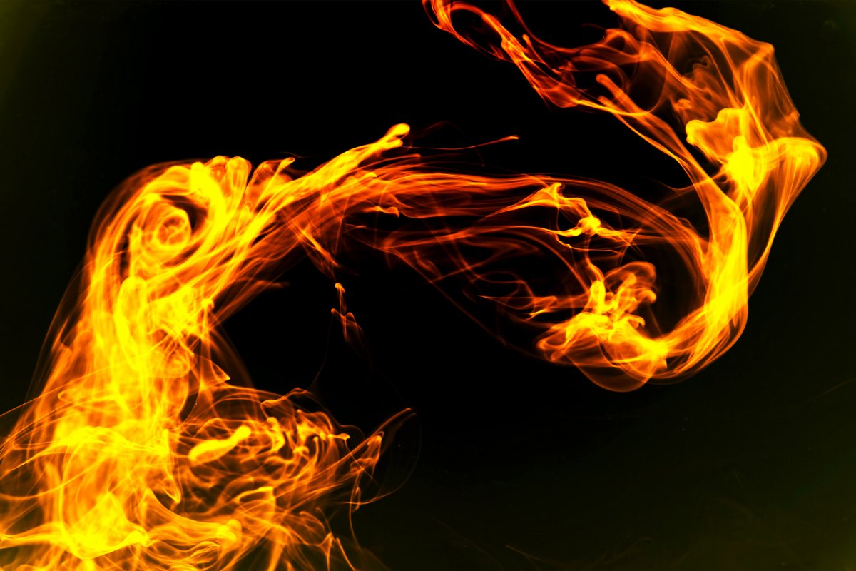 Por ciúmes: mulher de 22 anos é presa após atear fogo em outra mulher de 27 anos