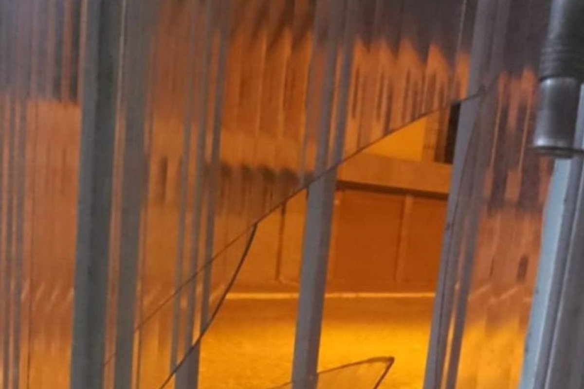 Criança transgênero de 12 anos tem casa apedrejada em Poções, na Bahia