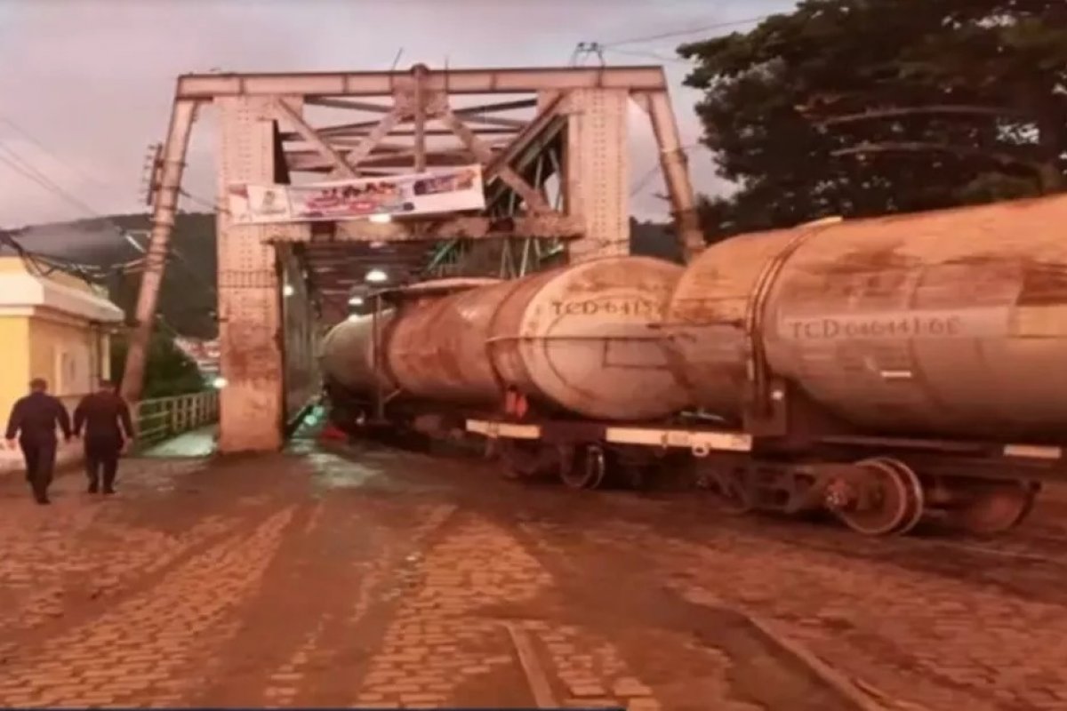 Trem descarrila em ponte que liga cidades no recôncavo da Bahia