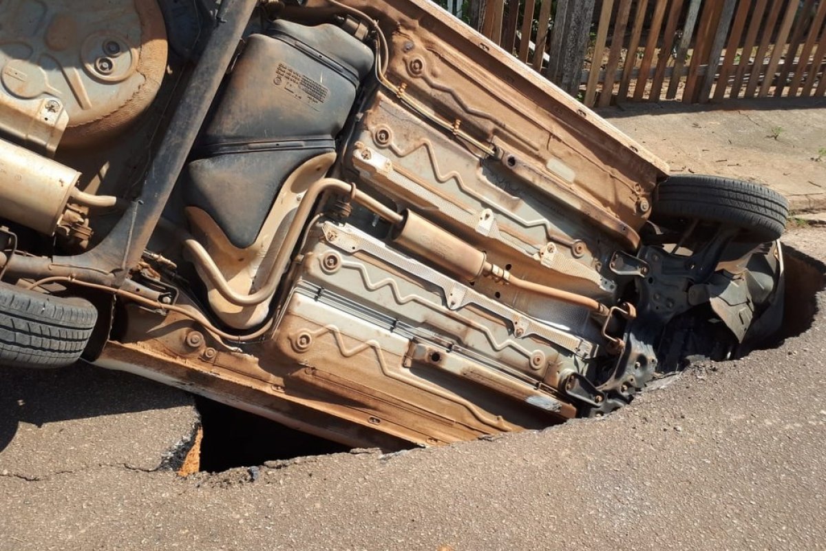 Cratera se abre e 'engole' carro no Rio Branco