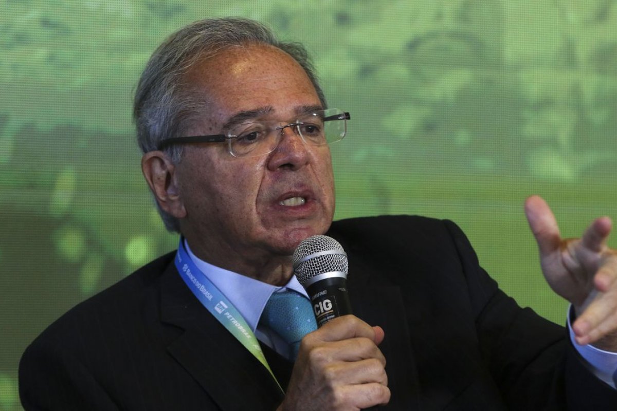 Comissão da Câmara convoca Paulo Guedes para falar sobre promessa de aumento a policiais