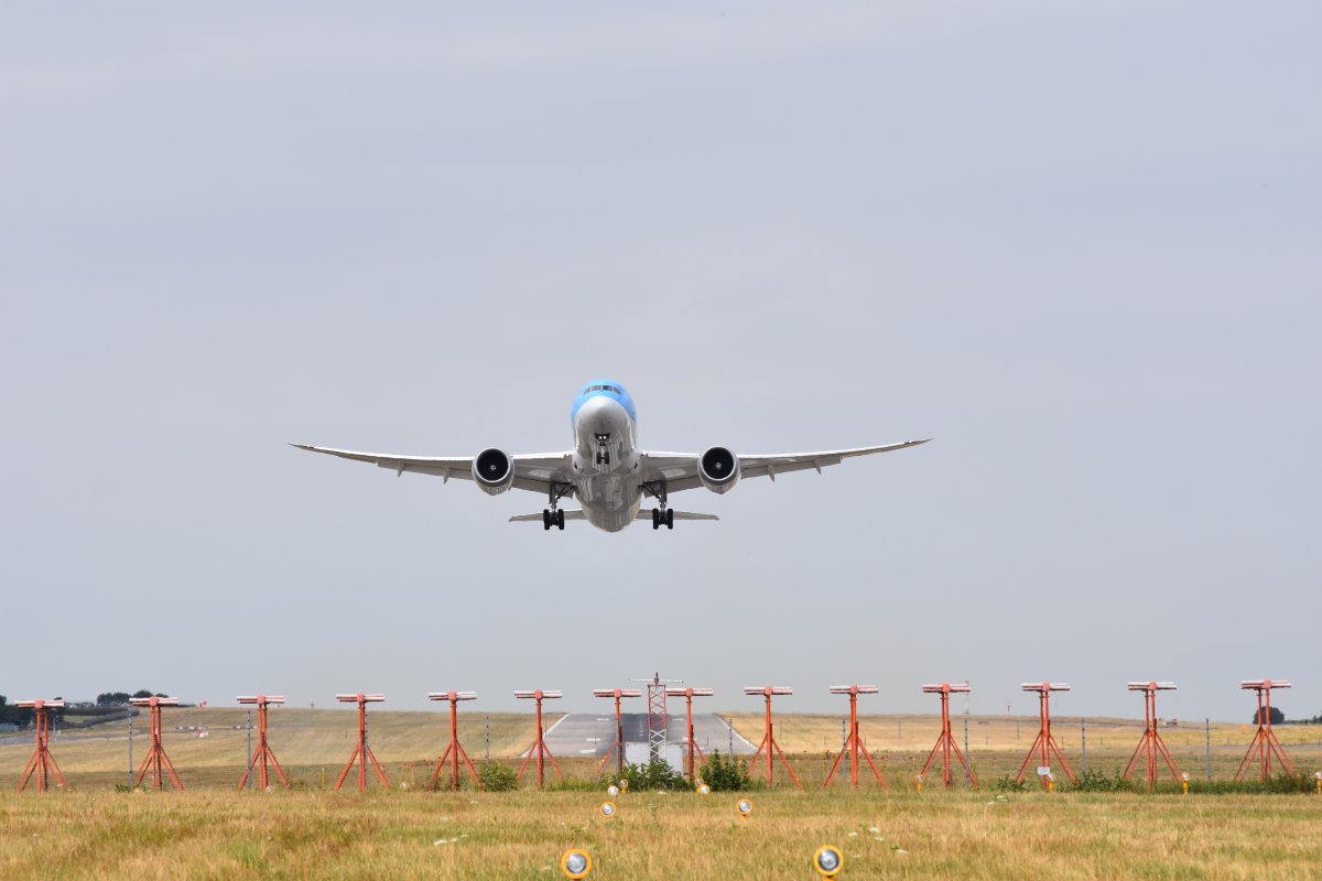 Preço médio de passagem aérea no Brasil atinge maior valor em dez anos, afirma levantamento