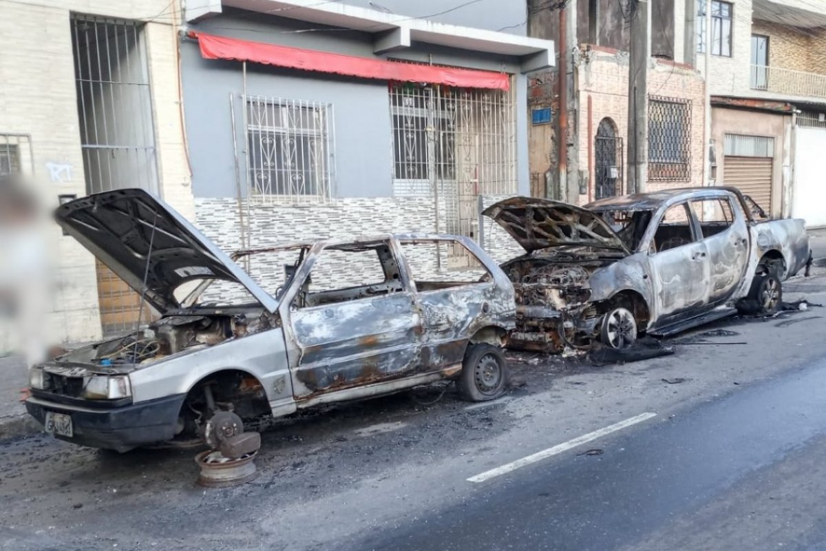 Dois carros são incendiados na Estrada da Rainha, em Salvador