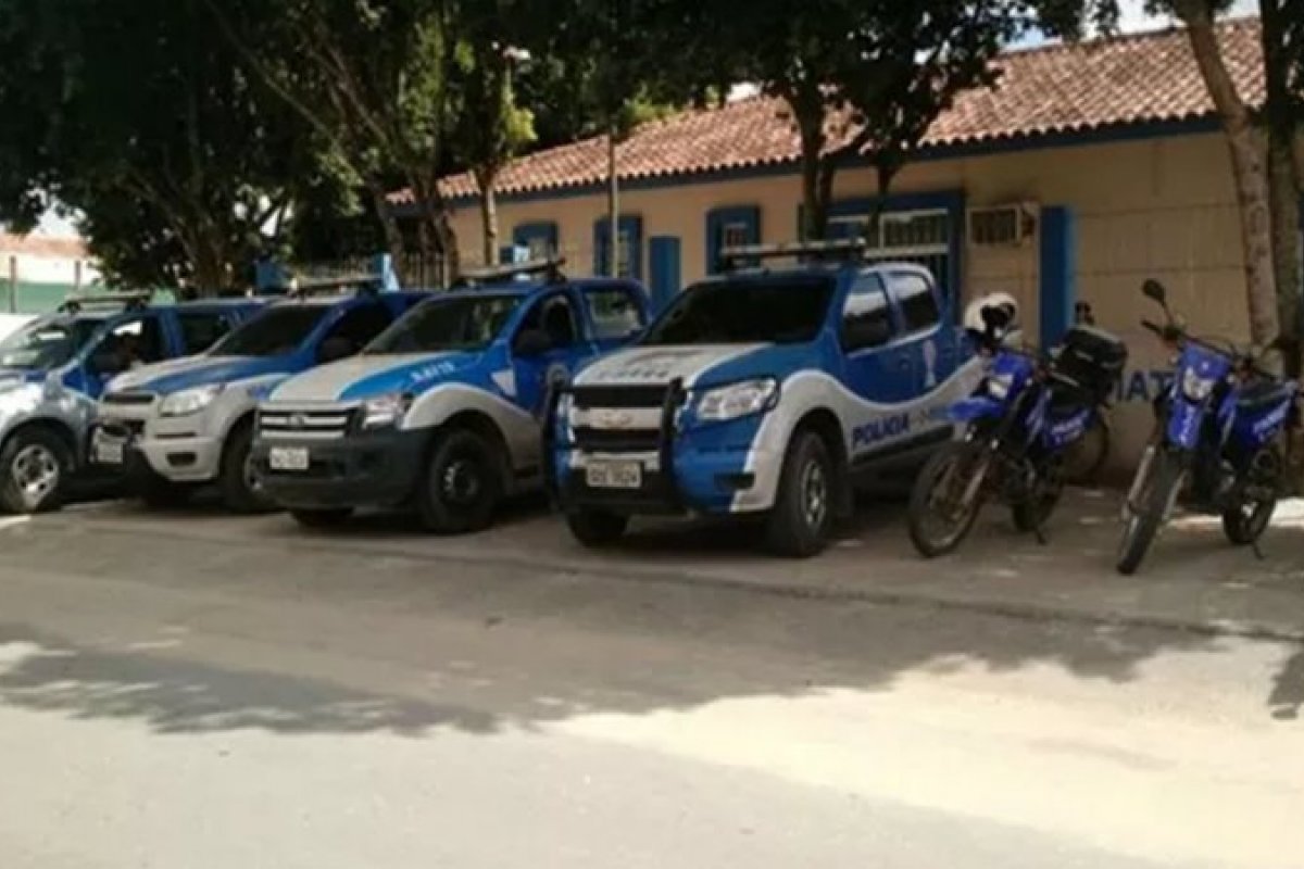 Mulher é presa em flagrante com pedras de crack escondidas em carrinho de bebê na Bahia