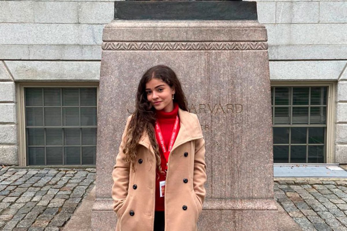 Jovem brasileira de 18 anos conquista bolsa integral na Universidade de Harvard