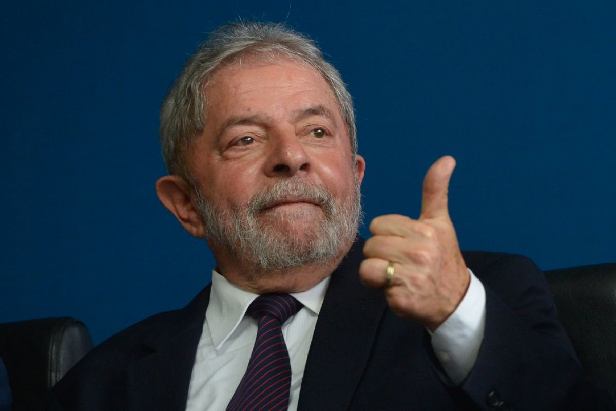 Lula segue na liderança com 43% das intenções de voto em 1º turno, aponta pesquisa