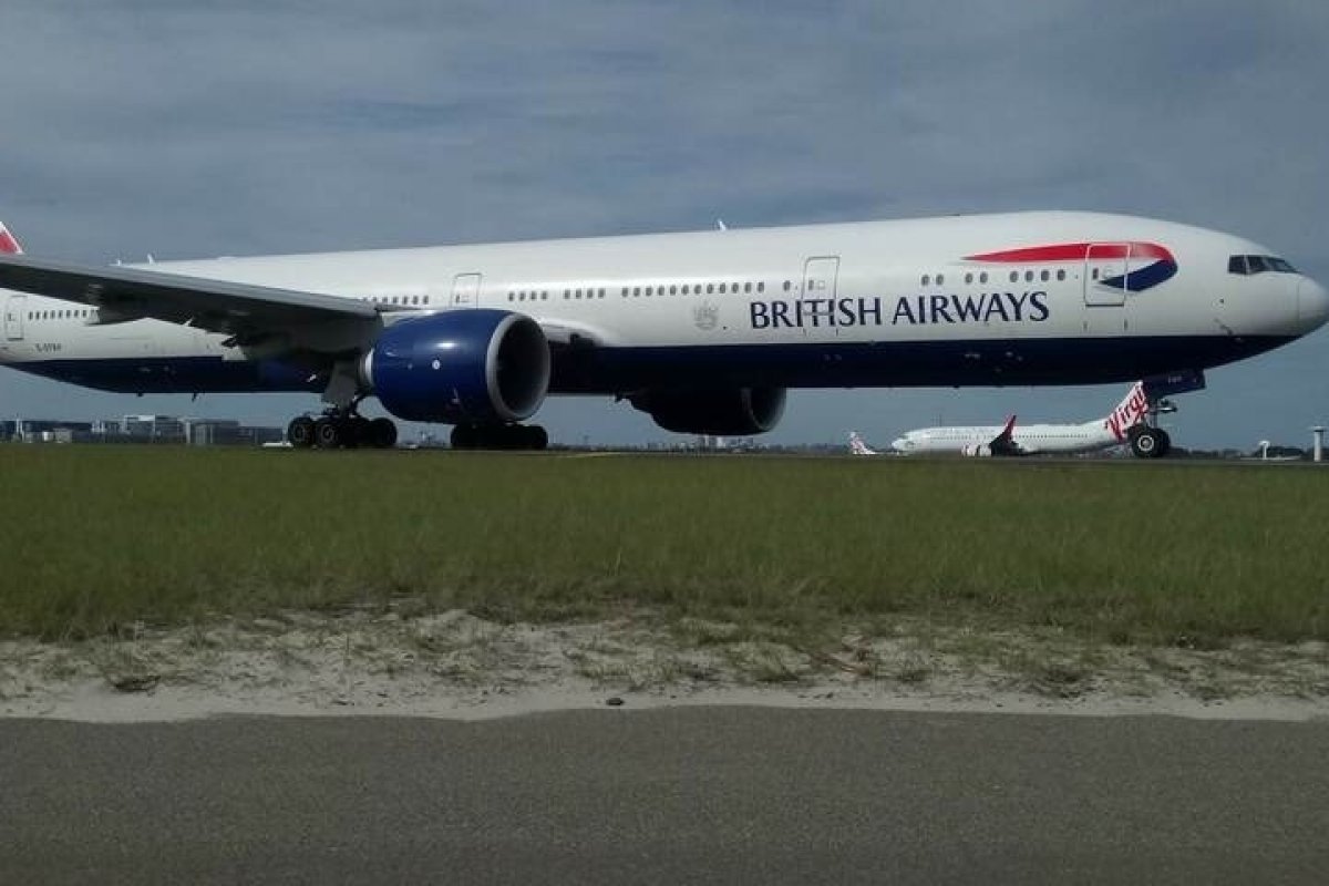 Avião com filho da rainha Elizabeth sofre problemas técnicos e é obrigado a fazer pouso de emergência