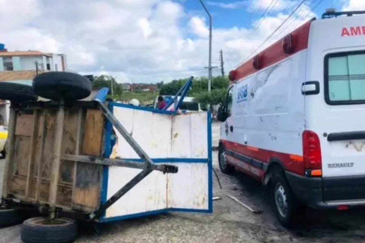 Reboque que transportava cavalo se desprende de veículo e bate em ambulância