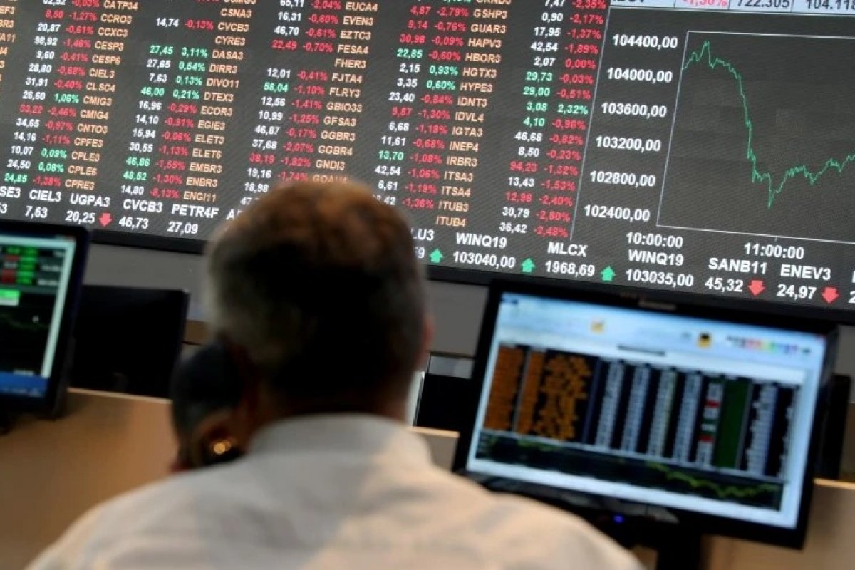Dólar cai e Ibovespa recua com risco fiscal no Brasil