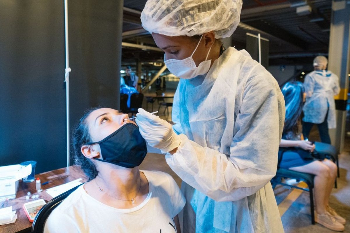 Positividade em testes de Covid-19 cresce 500% em um mês