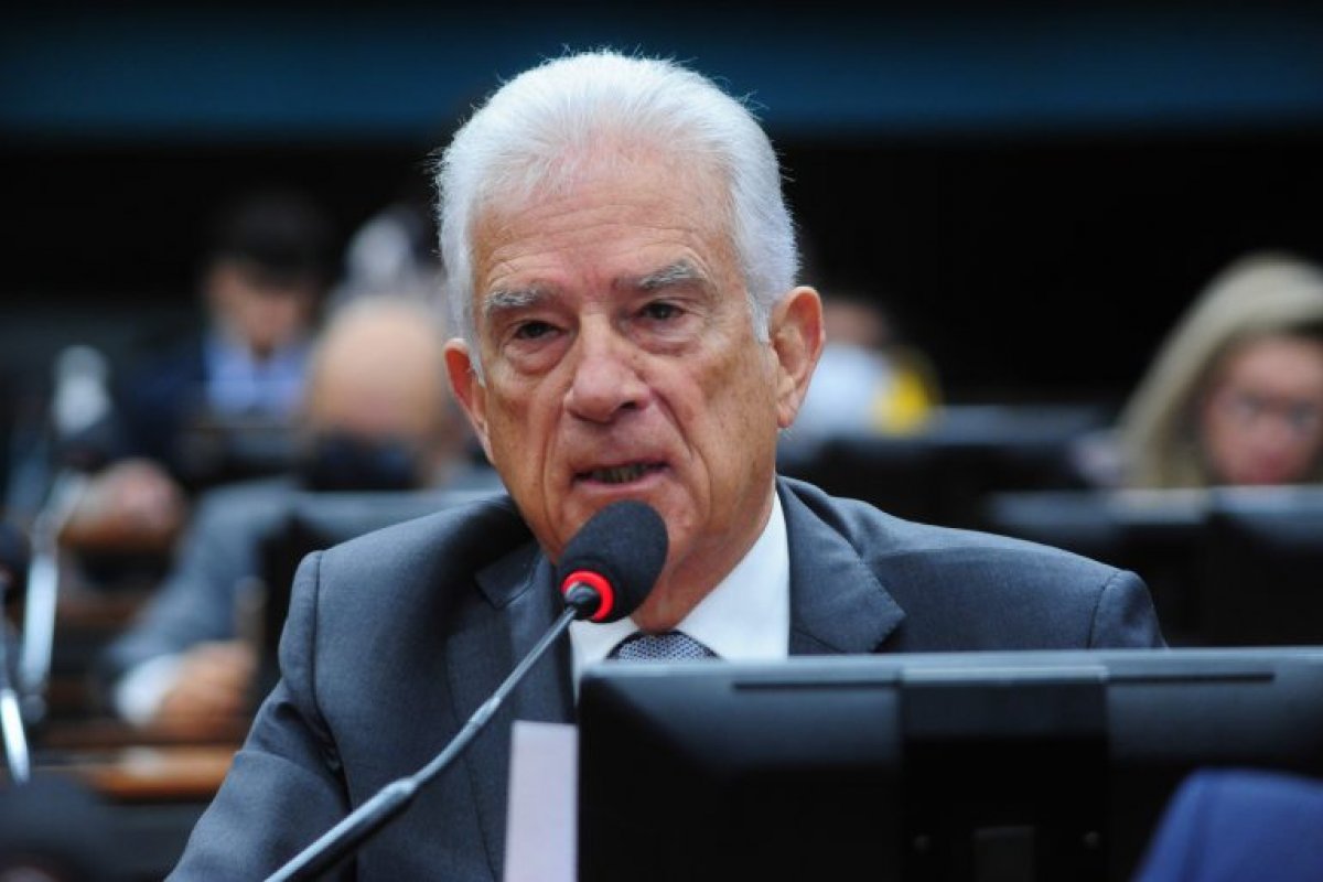 CCJ aprova admissibilidade de PEC que proíbe aposentadoria de juízes como medida disciplinar