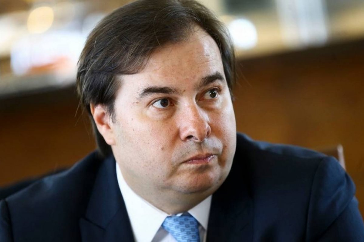 "O Brasil jamais regresserá aos anos de chumbo", diz Rodrigo Maia após declarações de Eduardo Bolsonaro