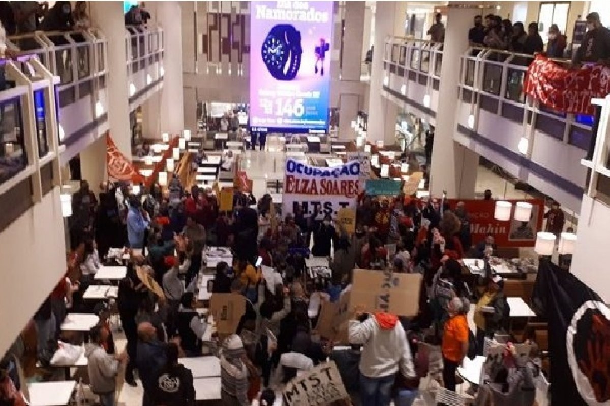Vídeo: integrantes do MTST invadem Shopping Iguatemi, em São Paulo