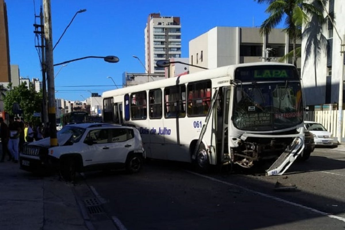 Após acidente, frente de ônibus fica destruída e carro bate em poste na Av. Manoel Dias