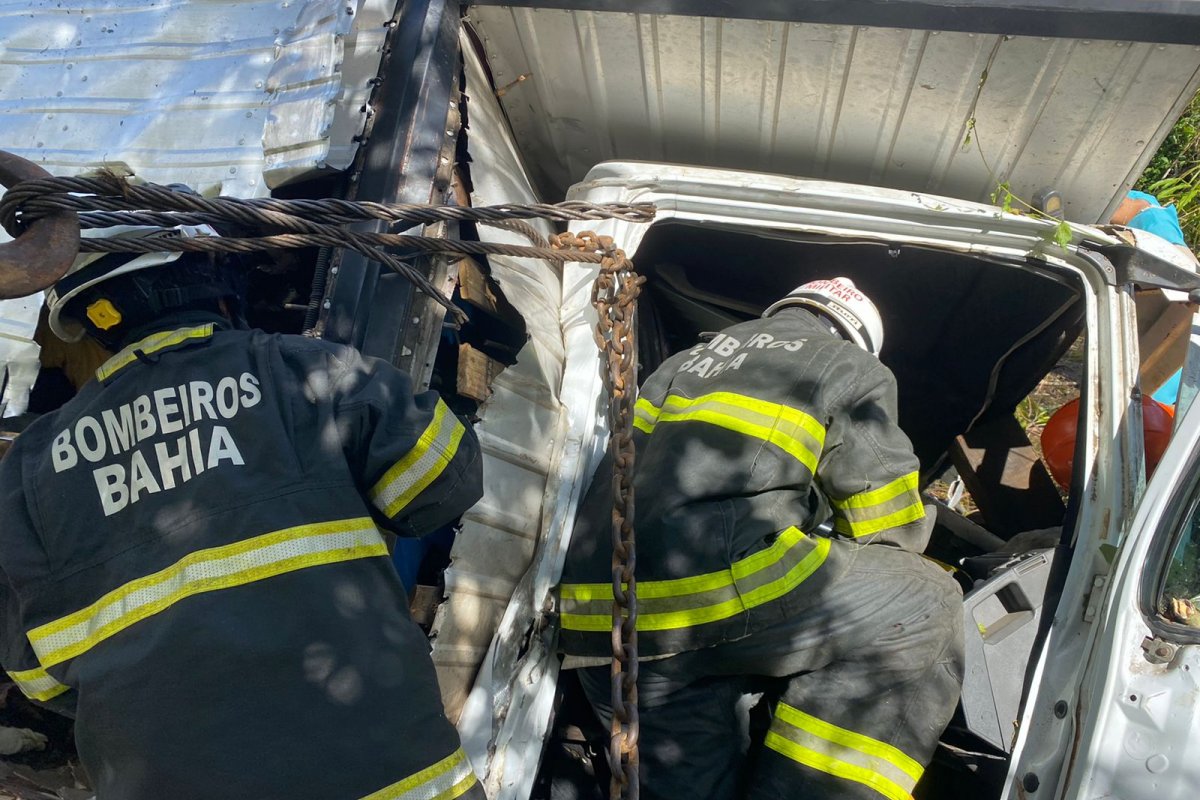 Homem preso nas ferragens após acidente veicular é resgatado em Ilhéus