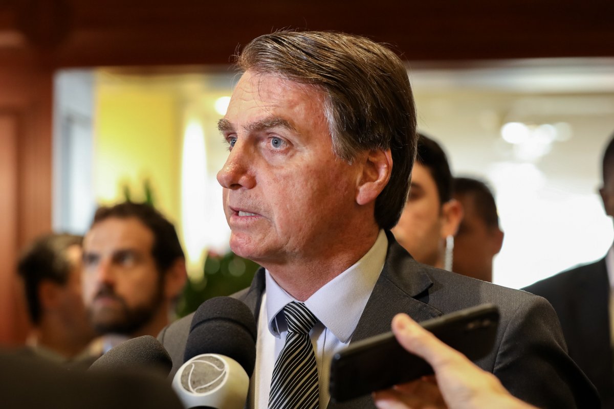 'Quem quer que esteja falando do AI-5 está sonhando', diz Jair Bolsonaro