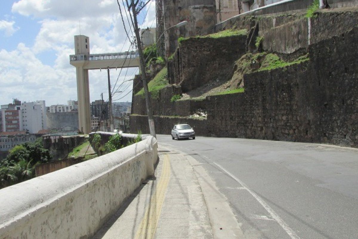 Trânsito é liberado na Ladeira da Montanha, em Salvador, após mais de um mês interditado