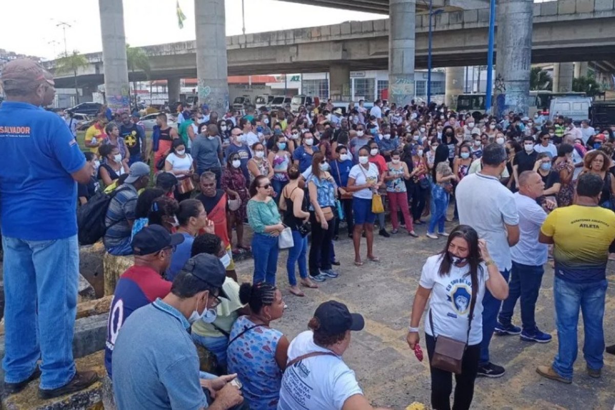 Servidores da prefeitura de Salvador protestam por reajuste salarial