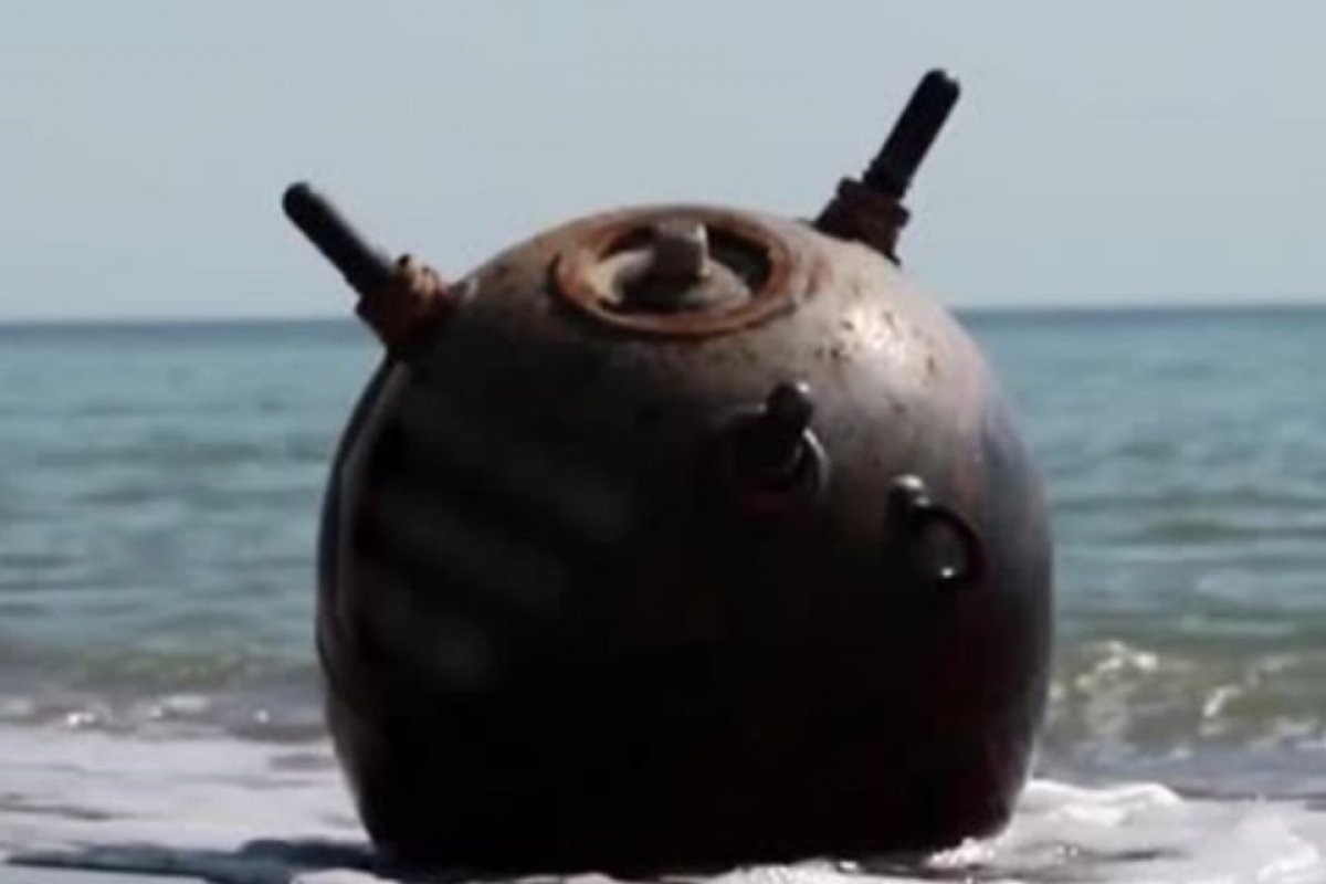 Militares desarmam e retiram bomba de praia na Ucrânia