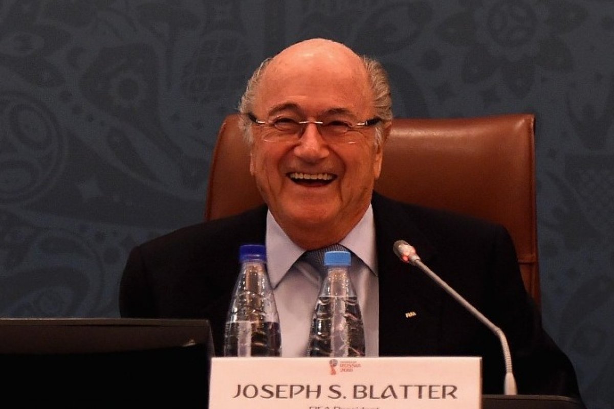 Joseph Blatter diz que pagamento de Platini foi 'acordo'